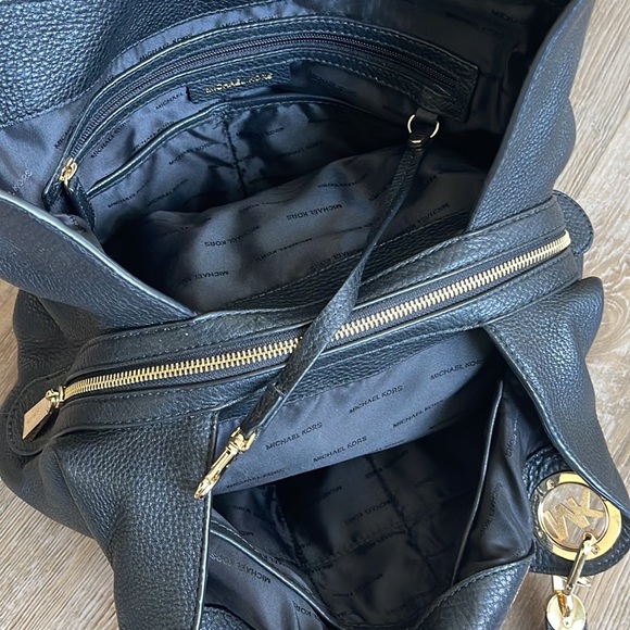 MICHAEL KORS Fulton Large Pebbled Leather Shoulder Bag - Picture 12 of 16